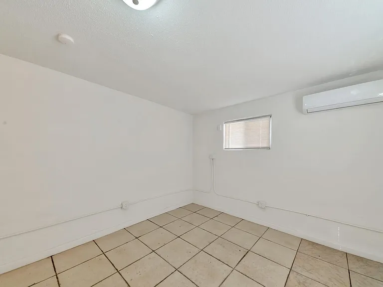 909 S 35th Ave #3 — Photo 2
