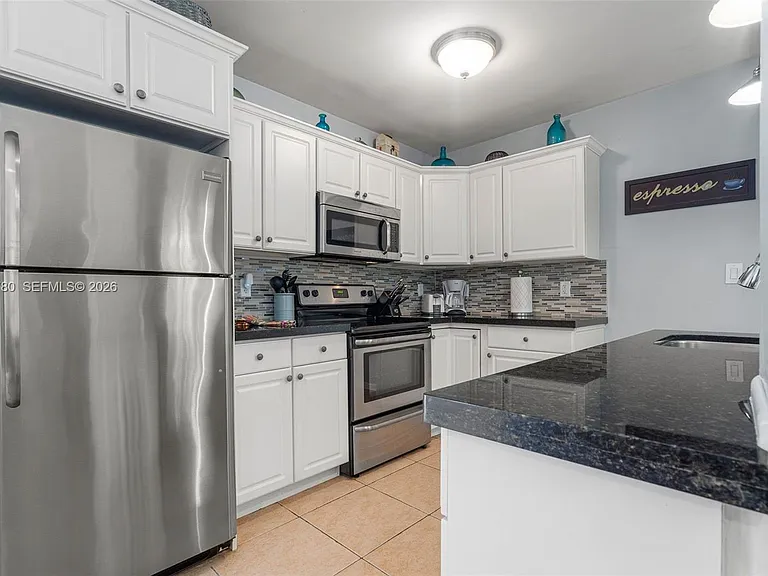 2033 NE 33rd Ave #2 — Photo 4