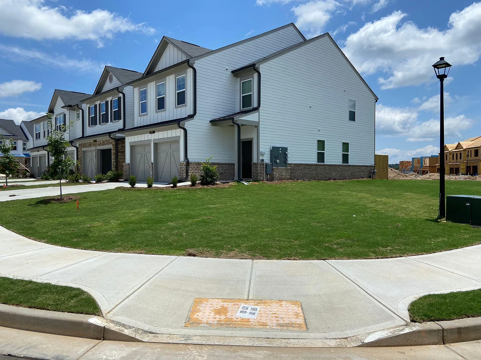 3 bed, 2.5 bath, 1970 sqft, $2,200 — Photo 2