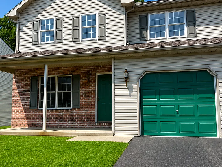 126 Bainbridge Cir — Photo 1