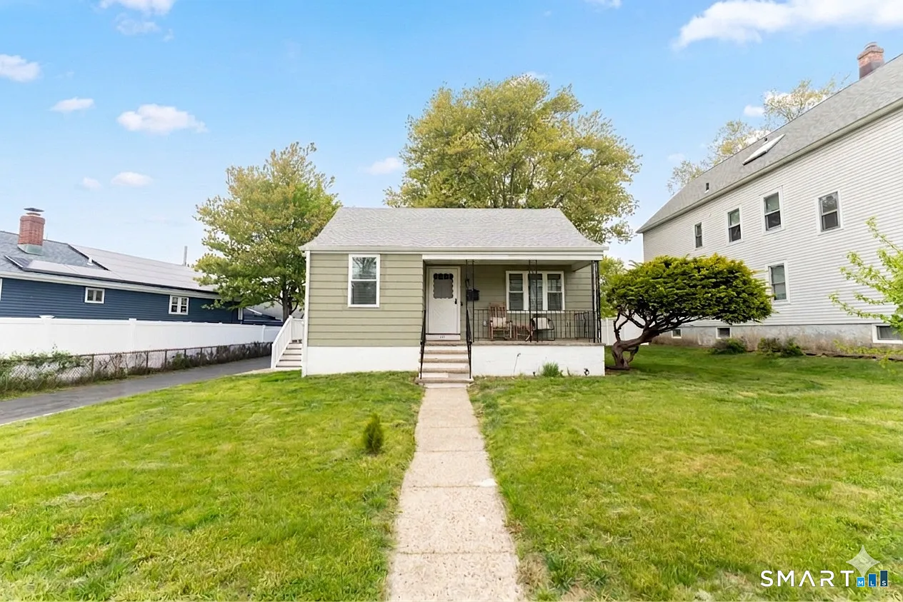 3 bed, 2.0 bath, 1604 sqft, $3,700 — Photo 1
