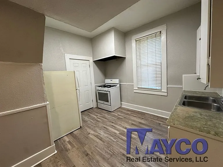 2413 Creswell Ave — Photo 2