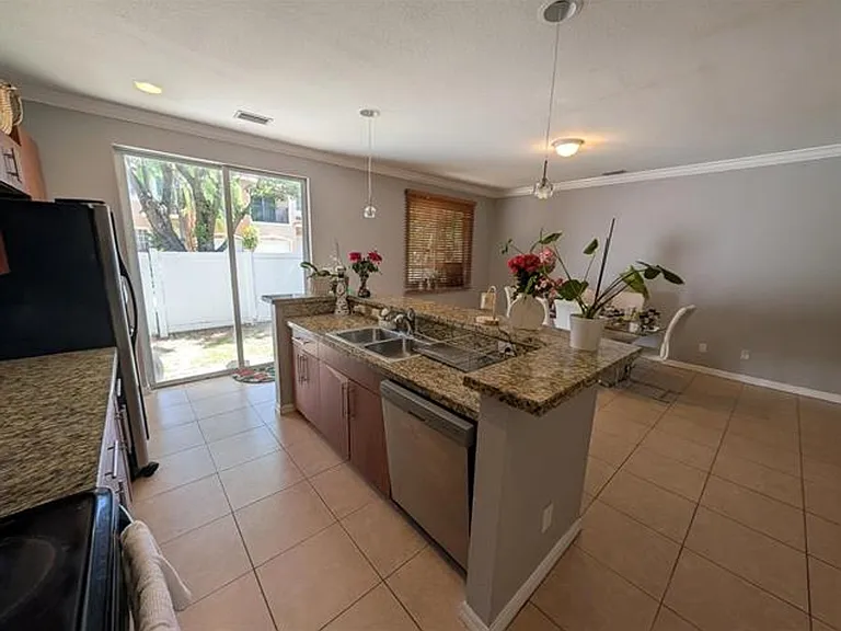 238 SE 2nd Ave #Townhouse 238 — Photo 2