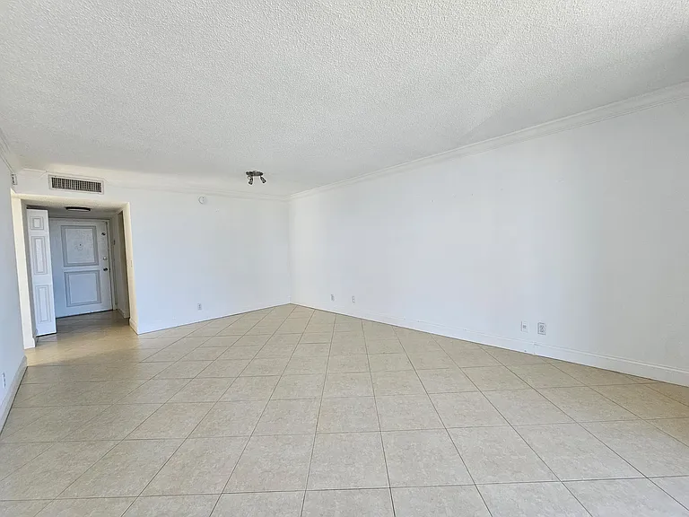 470 Executive Center Dr #2G — Photo 4