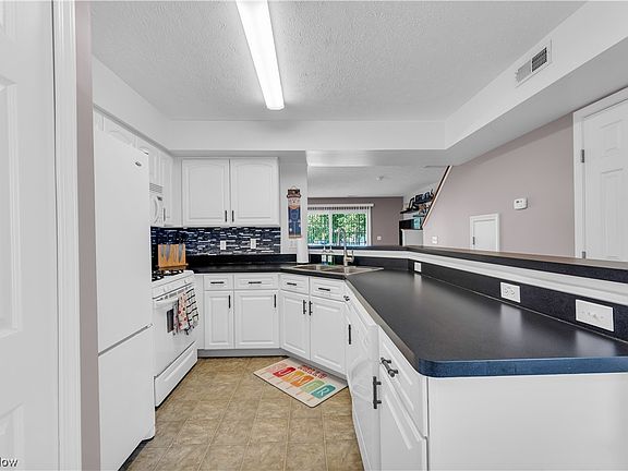 4th image of 15738 Foxglove Ln