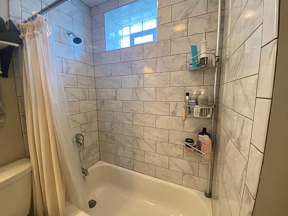 4th image of 1359 W Barry Ave APT 2R