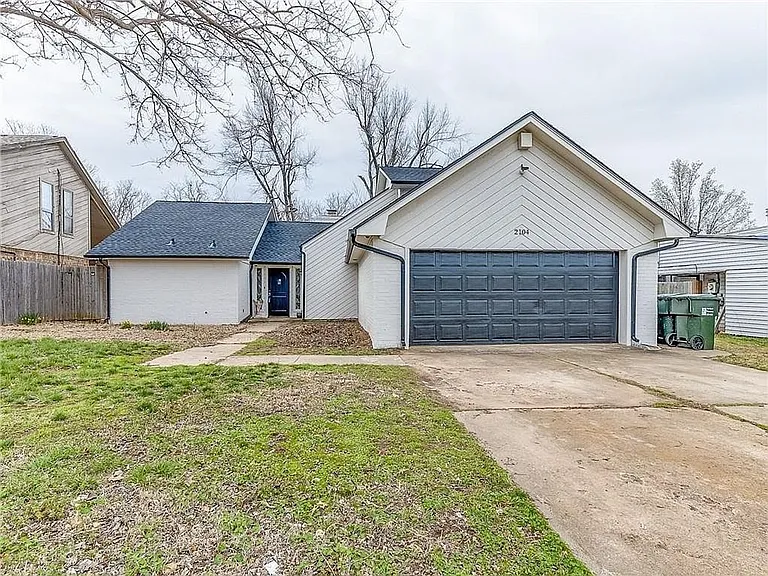 2104 Whiteoak Cir — Photo 1