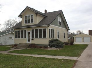 32 2nd St SW, Sioux Center, IA 51250