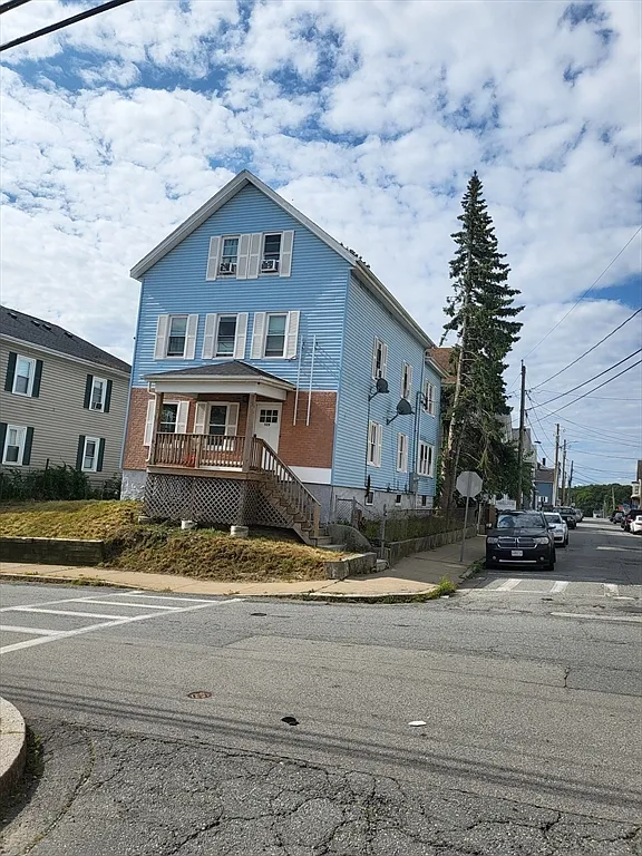 3 bed, 1.0 bath, 2745 sqft, $2,400 — Photo 4