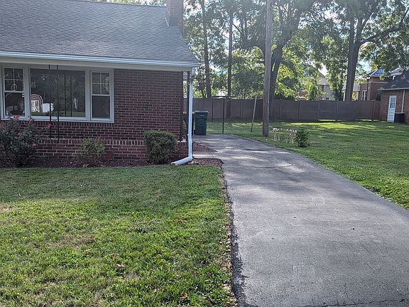 driveway off side of house... easy to unload groceries, etc.