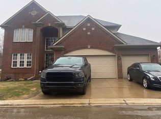 24693 Pembrooke Dr, Southfield, MI 48033