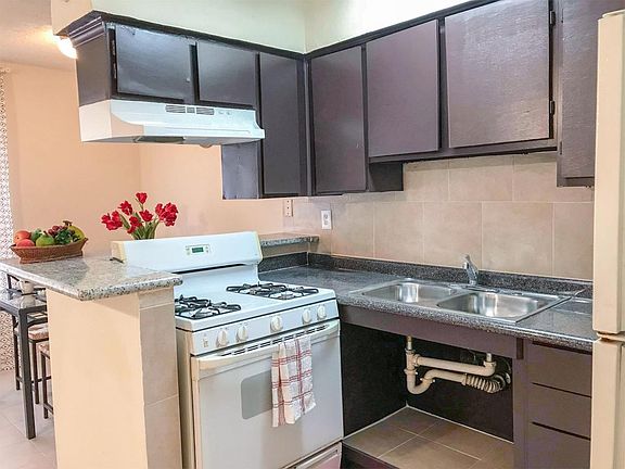 3rd image of 2718 Violet St #15
