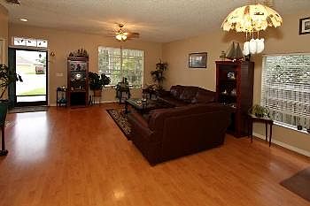 2nd image of 129 Queens Ct