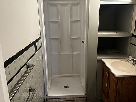 5th image of 22738 Sharrow Ave