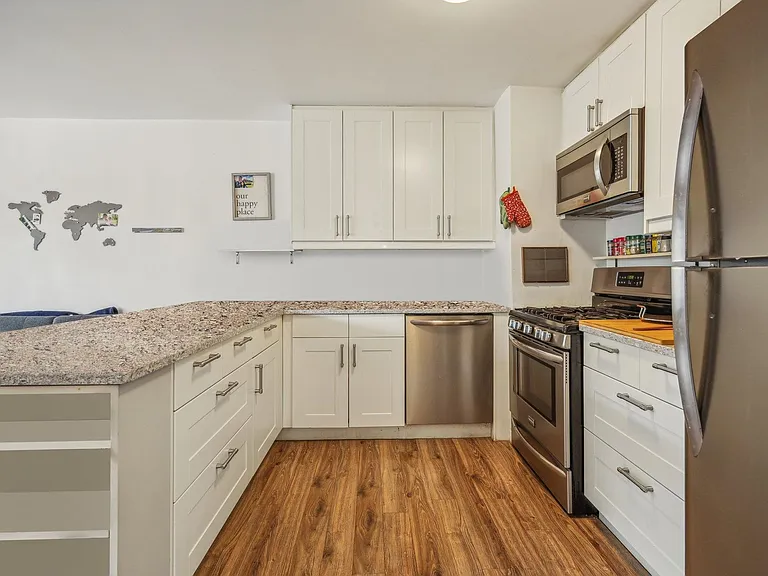 135 Montgomery St #3 — Photo 18