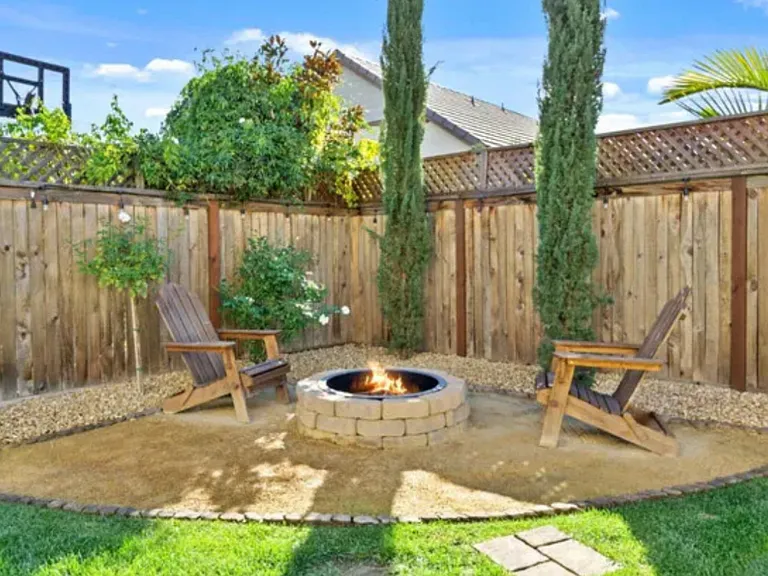 598 Crescent Ln — Photo 9