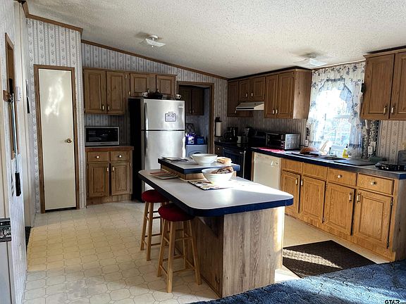 4th image of 22240 Lakewood Dr