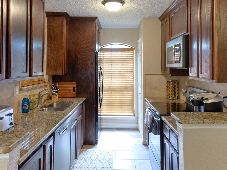 2424 Park Crest Ct — Photo 8