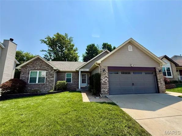 1513 Hawkins Corners Dr, Fenton, MO 63026