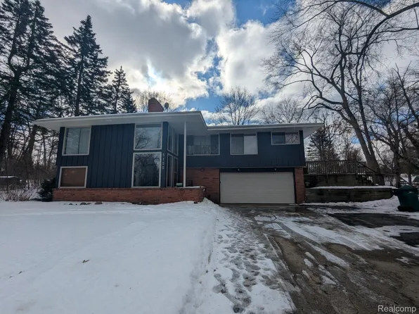 5155 Greenview Dr, Clarkston, MI 48348