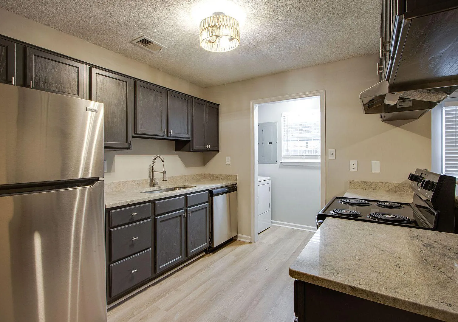 3 bed, 2.5 bath, 1470 sqft, $1,795 — Photo 4