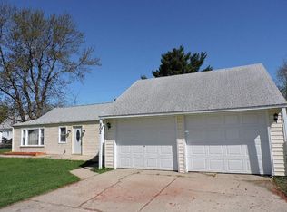802 Kingsley Dr, Machesney Park, IL 61115