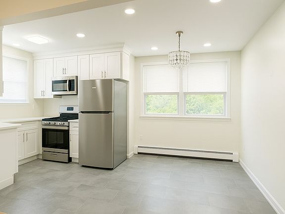 EAT IN KITCHEN