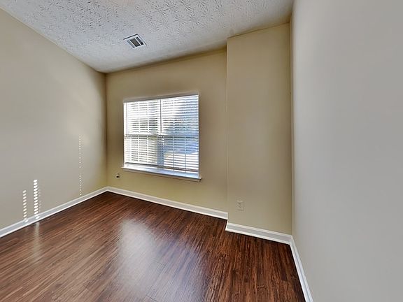 5th image of 320 Lake Royale Pl