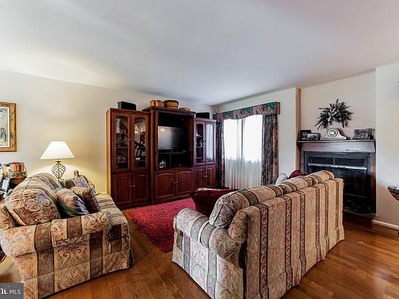 2nd image of 219 E Green Valley Cir