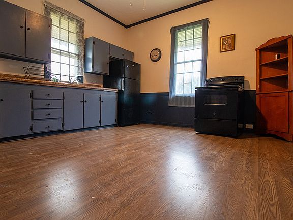 5th image of 281 E Madison St