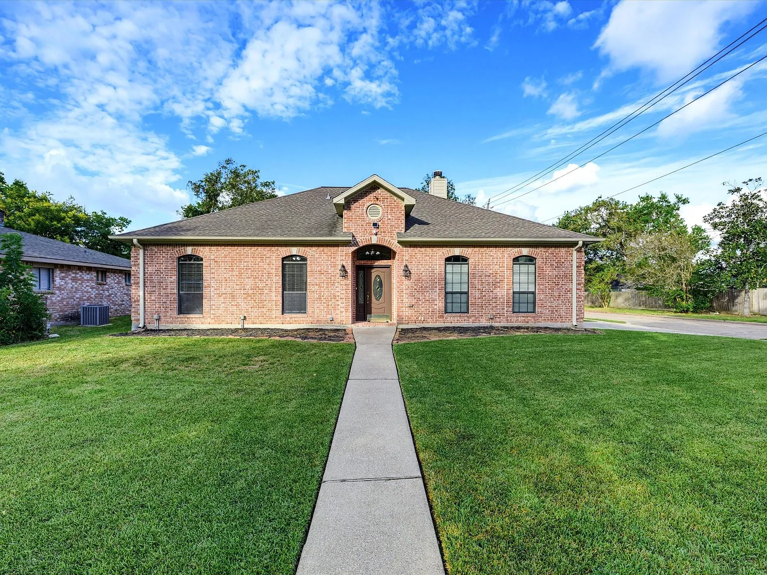 3 bed, 2.0 bath, 1552 sqft, $2,300 — Photo 2