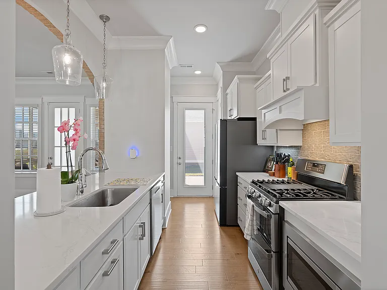 270 Farmhouse Dr — Photo 3