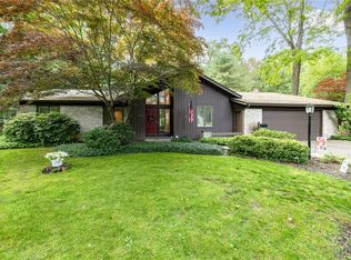 10 Barnwood Hts, Pittsford, NY 14534