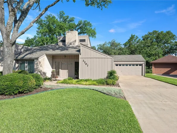 2207 Quail Hollow Dr, Bryan, TX 77802