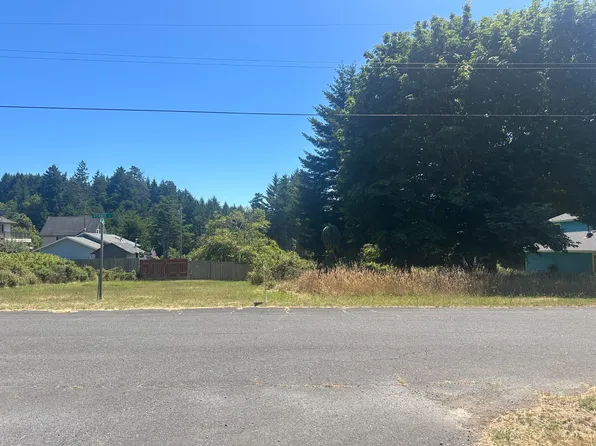 200 Debbie Ln, Whitethorn, CA 95589