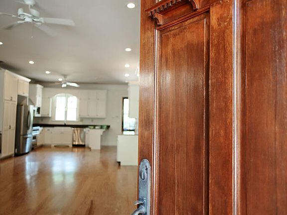 5th image of 109 Hot Spur Ln
