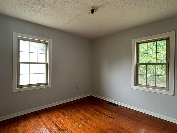 3rd image of 1733 Holly Dr