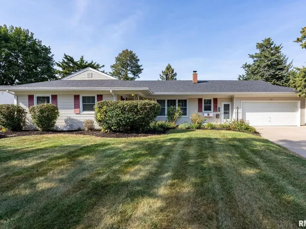 1726 Skyline Dr, Bettendorf, IA 52722