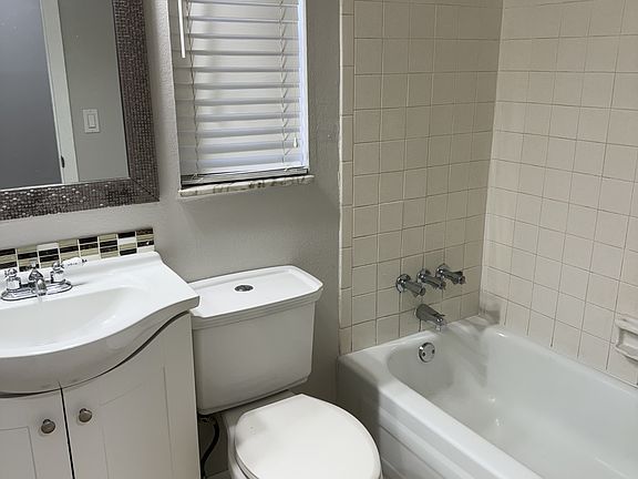 3rd image of 921 NE 16th St APT 3