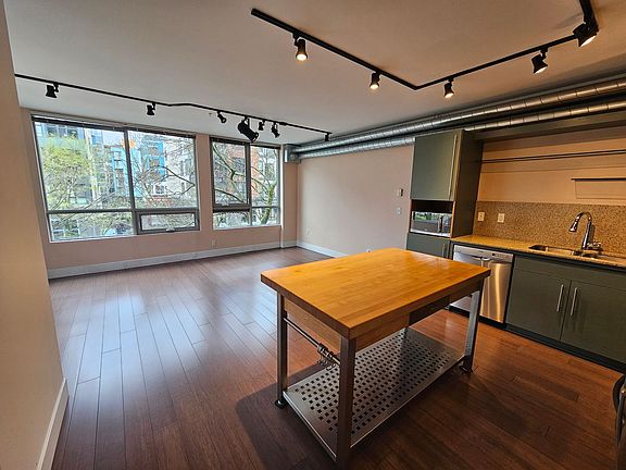 5th image of 530 Broadway E APT 302