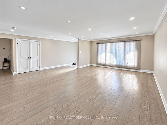 4th image of 52 Centre St N