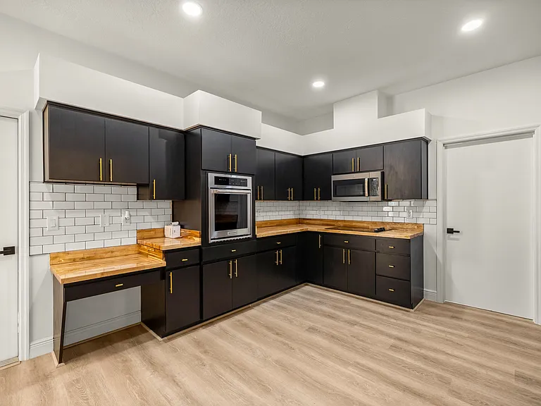 315 E Reehill St — Photo 4