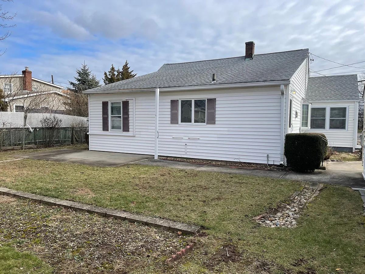 Building Photo - 221 Stewart Ave