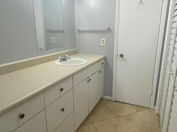 4th image of 618 NW 13th St #120