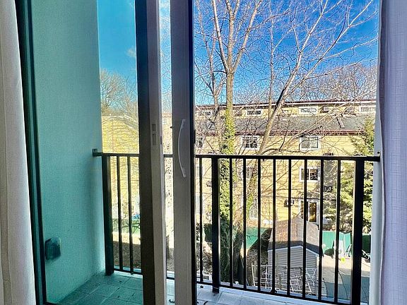 5th image of 3865 Amboy Rd #4E