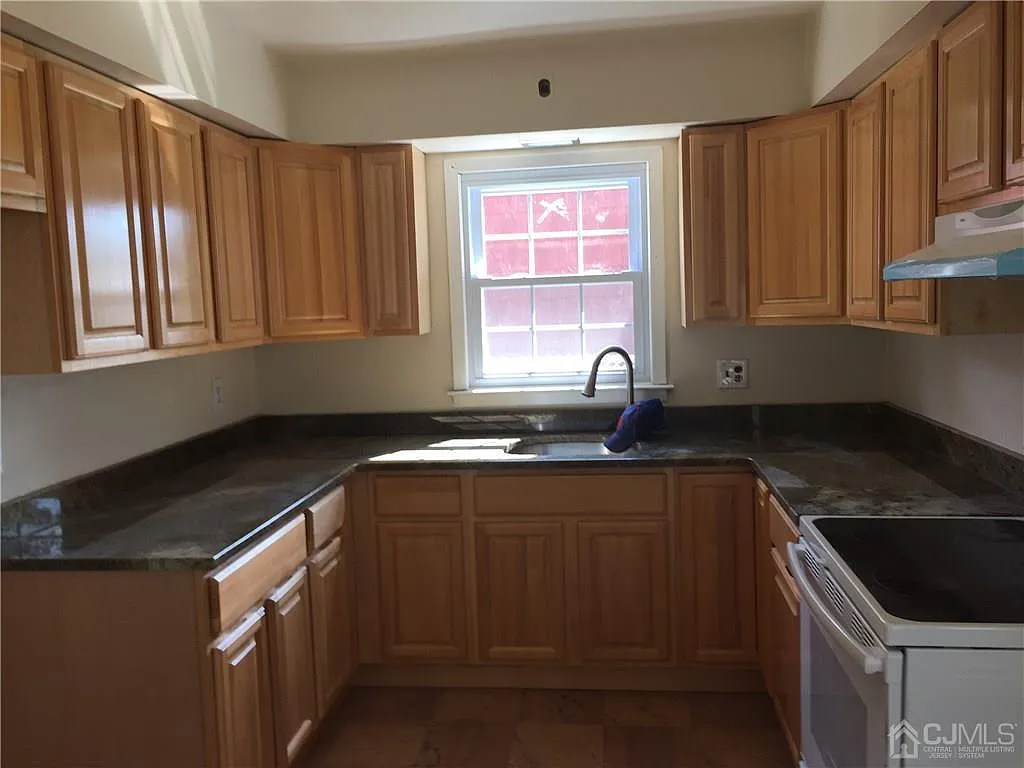 3 bed, 1.0 bath, 1500 sqft, $2,450 — Photo 2