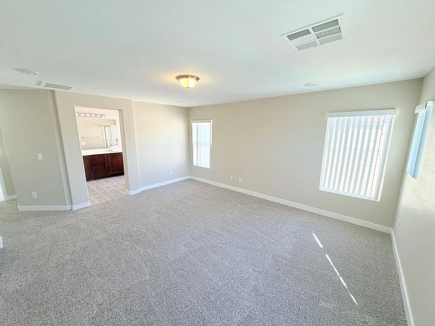 4 Bedroom/2.5 Bath with 2 Family Rooms in the NW — Photo 4