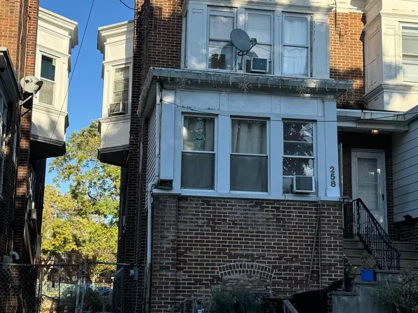 258 S 27th St, Camden, NJ 08105