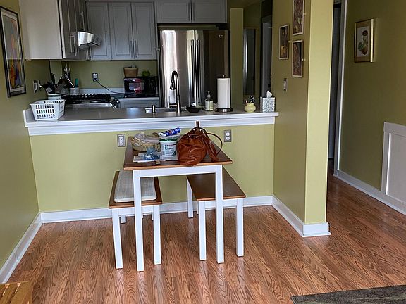 Entryway into eating area and livingroom.