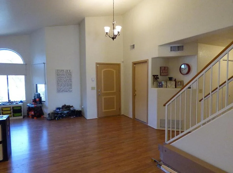 4 bed, 2.5 bath, 2877 sqft, $2,500 — Photo 3